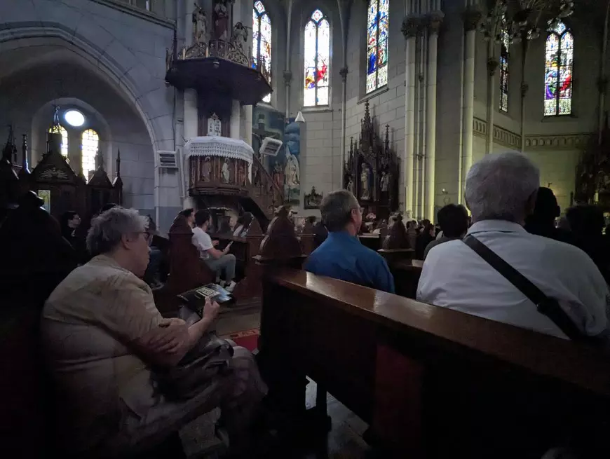Părintele de la o biserică romano-catolică din Timișoara a acceptat să se joace în lăcaș o piesă de teatru despre dependența la pariuri pe meciurile de fotbal. „Vom merge și în școli”. Ce le-au spus profesorii