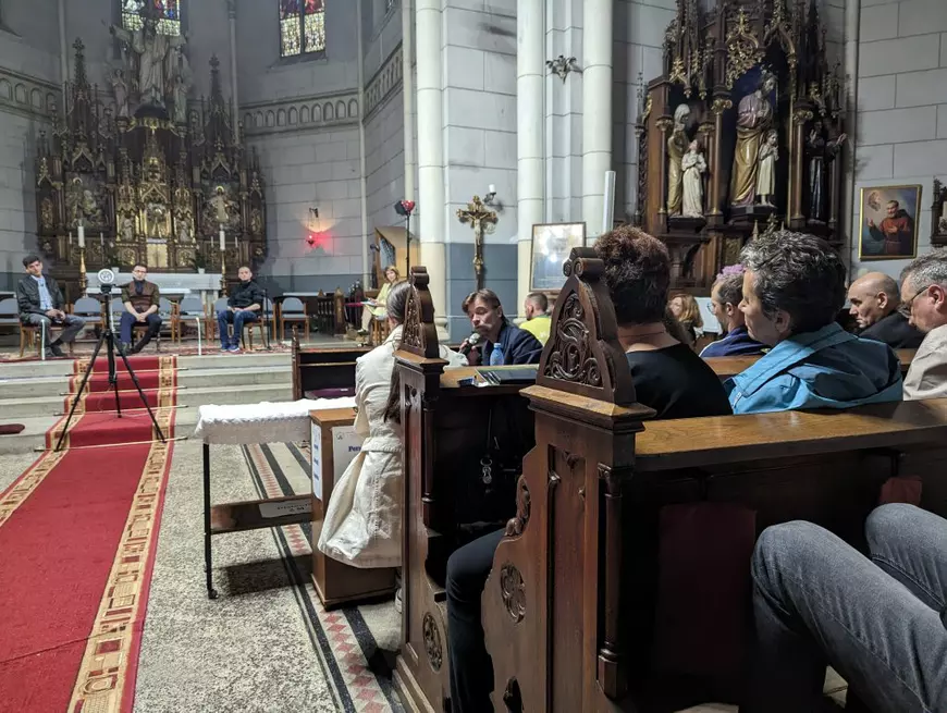 Părintele de la o biserică romano-catolică din Timișoara a acceptat să se joace în lăcaș o piesă de teatru despre dependența la pariuri pe meciurile de fotbal. „Vom merge și în școli”. Ce le-au spus profesorii