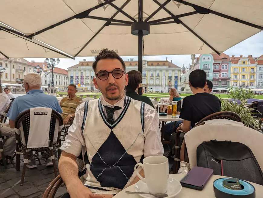 Părintele de la o biserică romano-catolică din Timișoara a acceptat să se joace în lăcaș o piesă de teatru despre dependența la pariuri pe meciurile de fotbal. „Vom merge și în școli”. Ce le-au spus profesorii