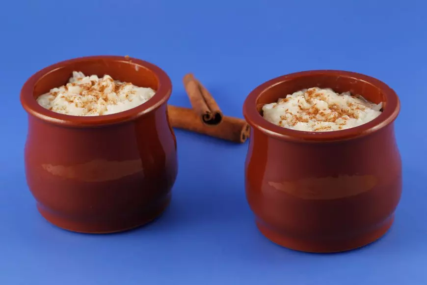 Orezul cu lapte și stafide, decorat cu scortișoară și nucșoară