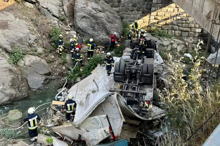 Șofer român de TIR mort strivit în cabină, după ce a căzut cu camionul de pe un pod, în Italia