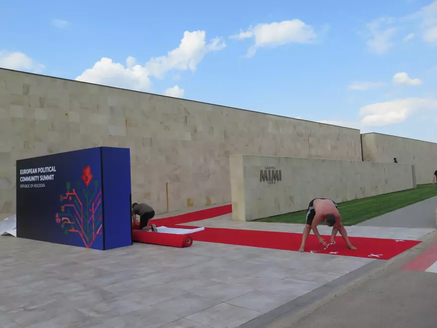 REPORTAJ LA CASTELUL MIMI. Liderii Uniunii Europene au ajuns în Republica Moldova și vor vedea locul de unde le vin oamenii care le muncesc  pe câmpuri, pe șantiere și în locuințe