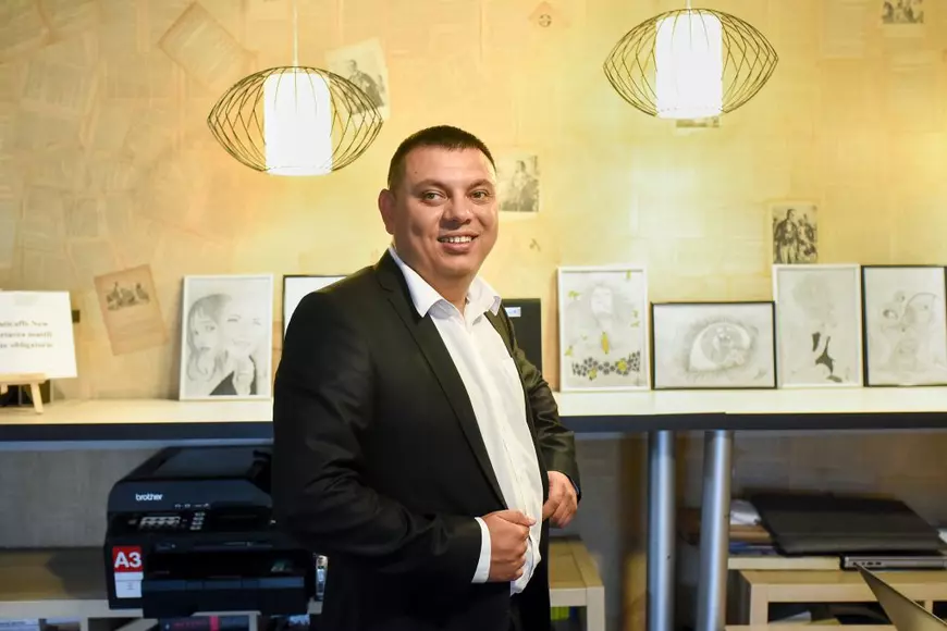 Profesorul din Ploiești care și-a dus elevii de 10 la mare. „Le cer doar să facă și ei la fel pentru altcineva, când vor fi pe picioarele lor”