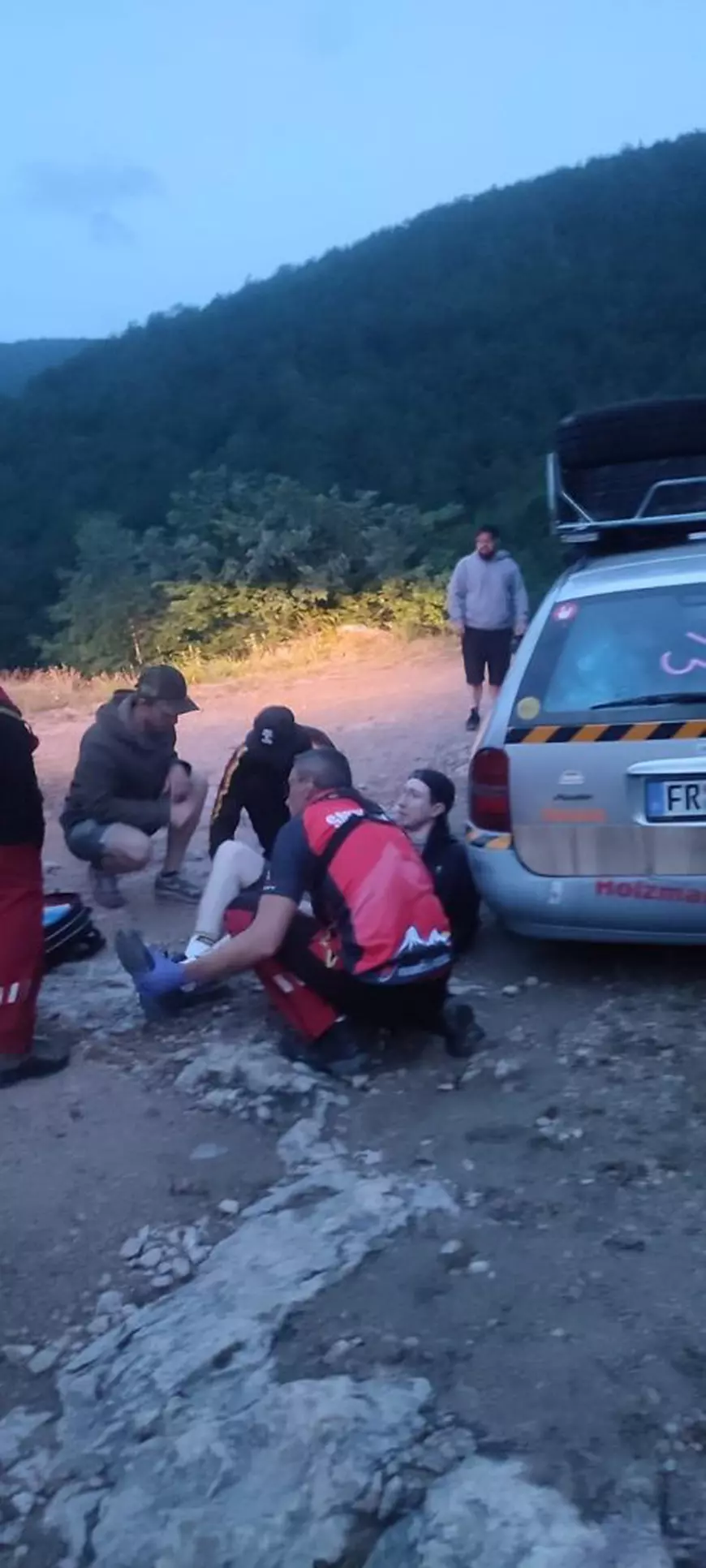 Aproape 200 de turiști, blocați câteva ore pe un drum forestier din Hunedoara, din cauza ploilor