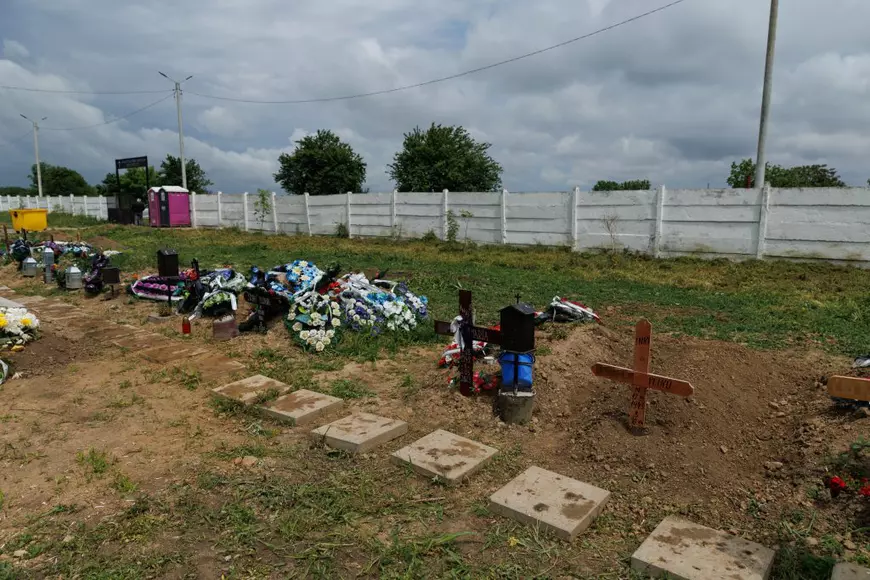 „Nu s-au gândit că oamenii mai și mor”. Ce nu au prevăzut autoritățile pentru refugiați? Povestea ucraineanului Petro, îngropat din chetă într-un cimitir comunal din România