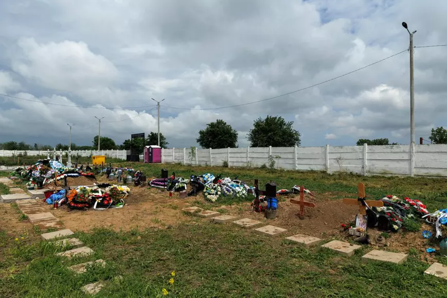 „Nu s-au gândit că oamenii mai și mor”. Ce nu au prevăzut autoritățile pentru refugiați? Povestea ucraineanului Petro, îngropat din chetă într-un cimitir comunal din România