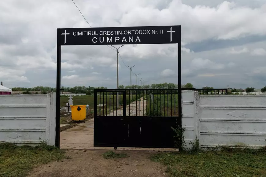 „Nu s-au gândit că oamenii mai și mor”. Ce nu au prevăzut autoritățile pentru refugiați? Povestea ucraineanului Petro, îngropat din chetă într-un cimitir comunal din România
