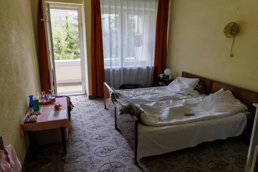 Pensionari cazați în camere cu mucegai și molii într-un hotel din Voineasa, administrat de Blocul Național Sindical: „Contractul era pe 2 stele”