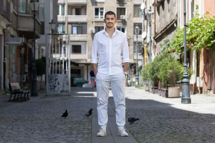 Și-a tatuat o cioară ca răspuns la injuriile primite și dorește să fie cât mai vocal că este rom. „Vreau eu să fiu persoana aia pe care n-am avut-o când eram copil”