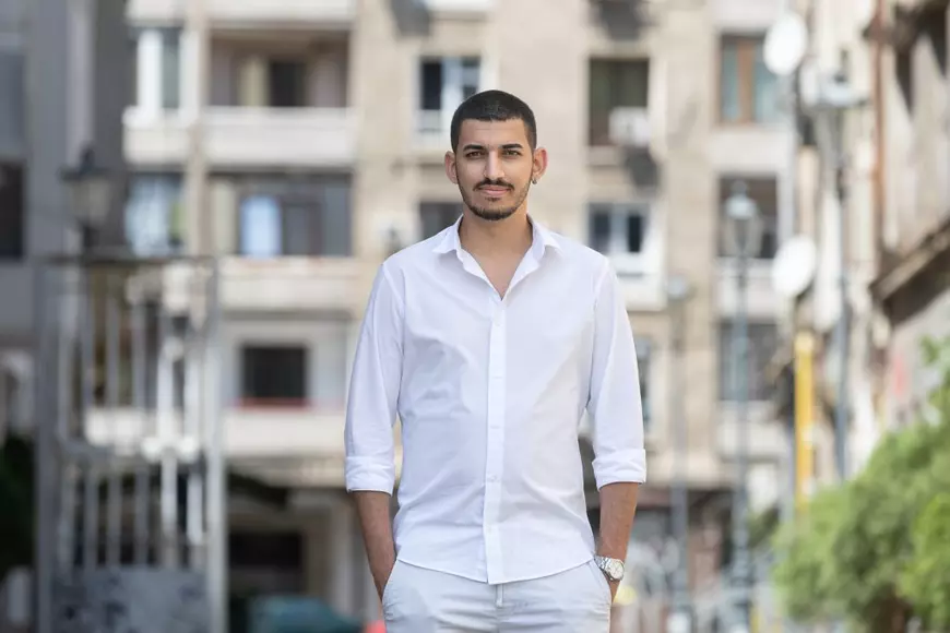 Și-a tatuat o cioară ca răspuns la injuriile primite și dorește să fie cât mai vocal că este rom. „Vreau eu să fiu persoana aia pe care n-am avut-o când eram copil”