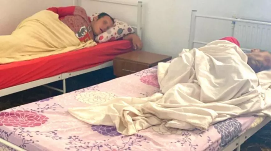 INTERCEPTĂRI. Ororile în căminele de bătrâni din Voluntari au continuat și după dezvăluirile din presă. Beneficiarii, bătuți și ținuți în condiții inumane, sub monitorizarea procurorilor: „I-a dat cu aia de inox de e neagră toată”