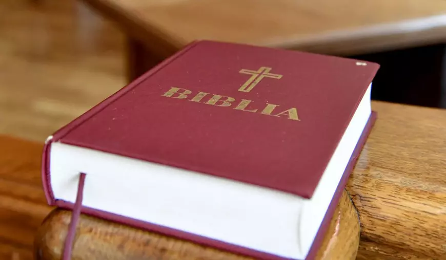 Două fetițe, puse să jure cu mâna pe Biblie că nu vor dezvălui nimănui că sunt abuzate sexual. Agresorul era administratorul unui lăcaș de cult din Vaslui