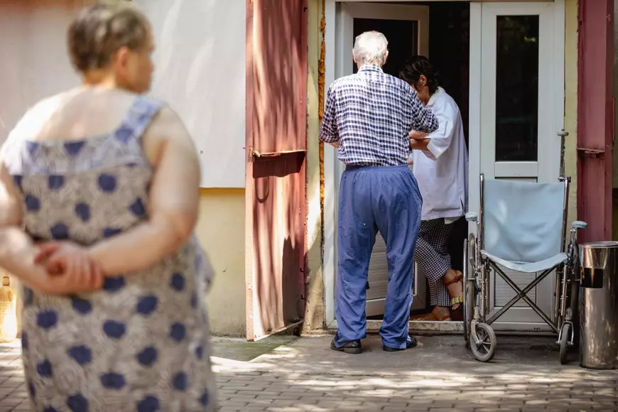 Mame, bunici, profesioniști. „Eram mecanic”, „Îmi plăcea să schiez” - Cine sunt bătrânii abuzați în azilele groazei