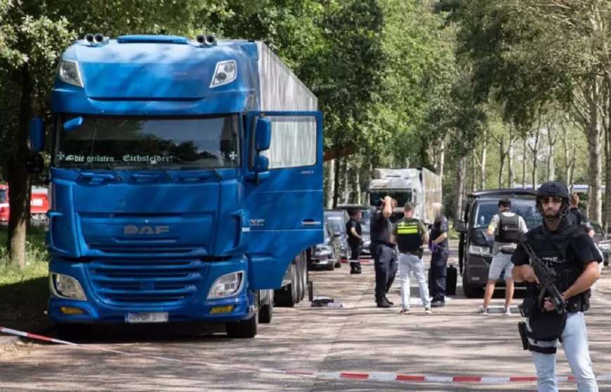 Camion românesc înmatriculat în Maramureș percheziționat de criminaliști și păzit de agenți înarmați până în dinți, într-o parcare din Olanda