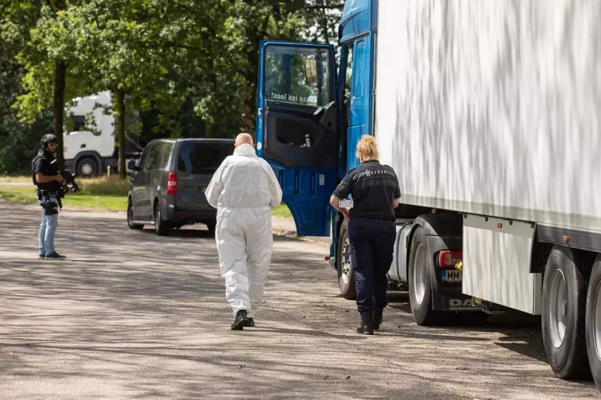 Camion românesc înmatriculat în Maramureș percheziționat de criminaliști și păzit de agenți înarmați până în dinți, într-o parcare din Olanda