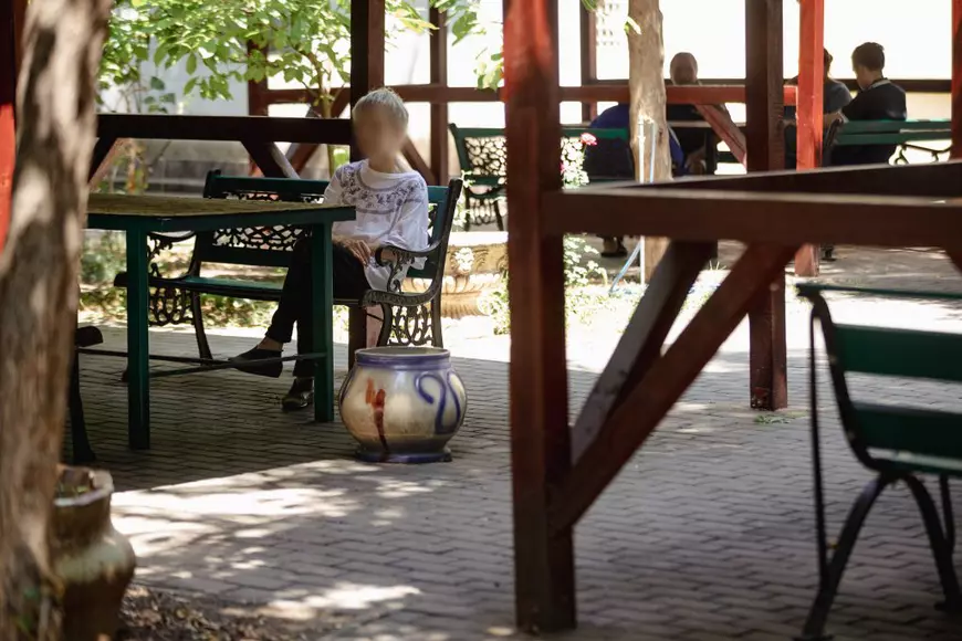 Mame, bunici, profesioniști. „Eram mecanic”, „Îmi plăcea să schiez” - Cine sunt bătrânii abuzați în azilele groazei