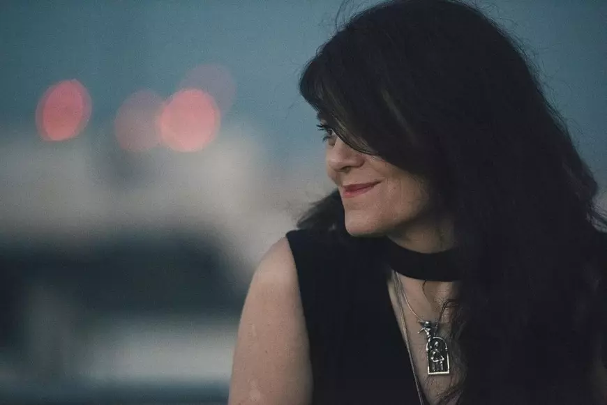 INTERVIU. Poeta Svetlana Cârstean, despre cât mai citesc tinerii „crescuți cu internetul”. „Rețelele sociale i-au permis poeziei să se strecoare printre mii de informații, știri și filmulețe despre nutriție”