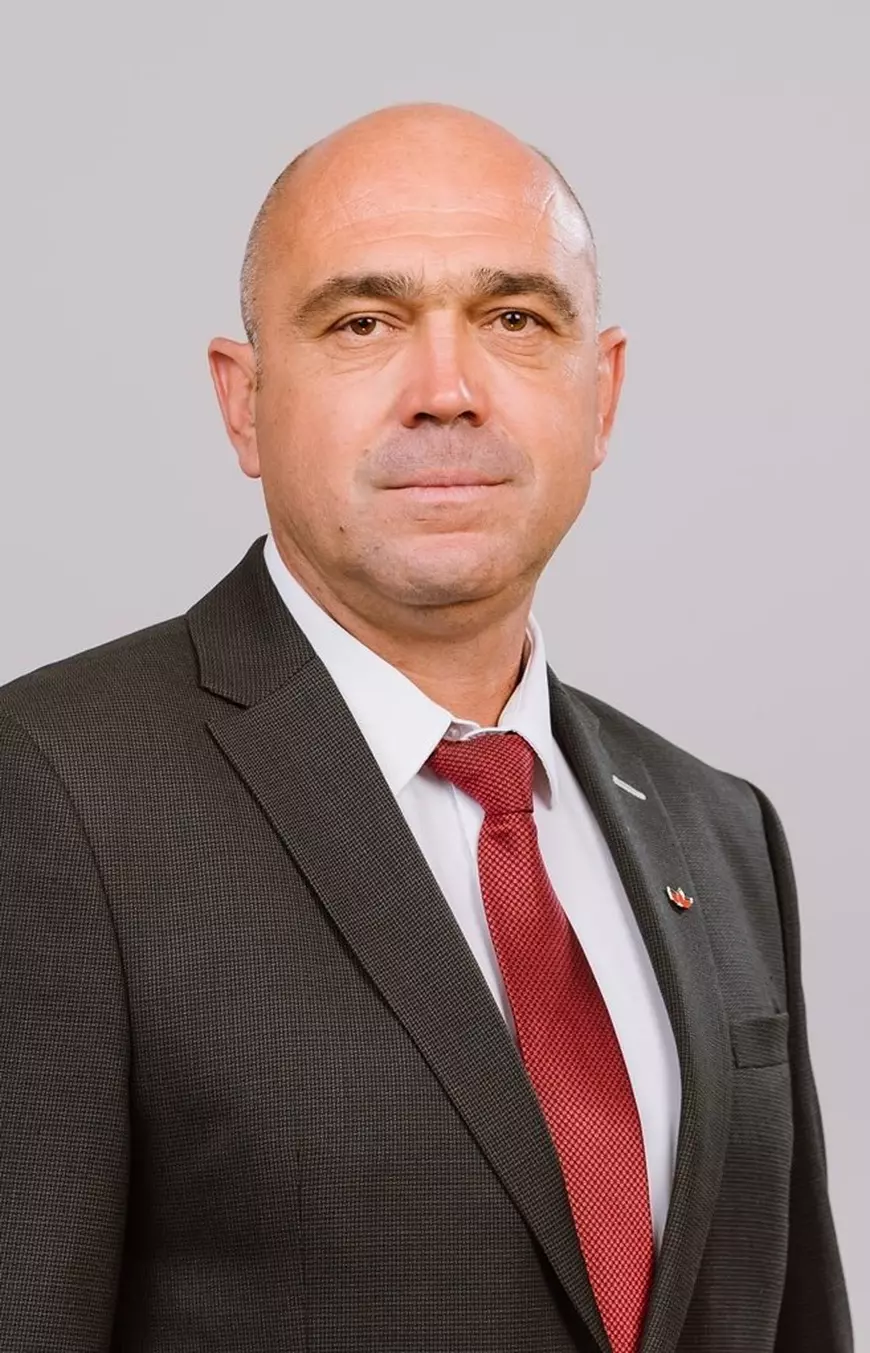 „Mama, tata și soția” produc zeci de milioane de euro. Rețeta banilor obținuți de familiile deputaților prin contracte cu statul