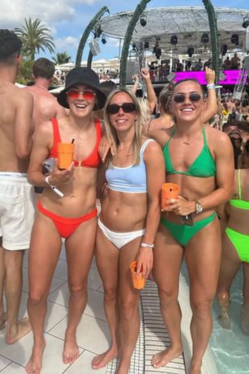 O vedetă de la Cupa Mondială de fotbal feminin a refuzat să dea mâna cu adversara, după ce aceasta a plecat în vacanță cu fosta ei iubită