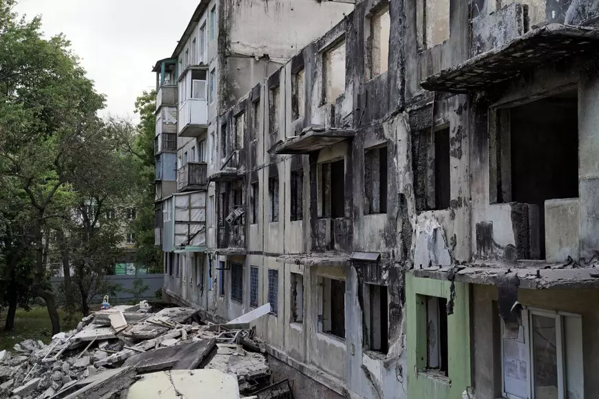 „Vrem să trăim lângă mare”. Rușii cumpără locuințe în Mariupolul ocupat și distrus. Cât costă o astfel de proprietate