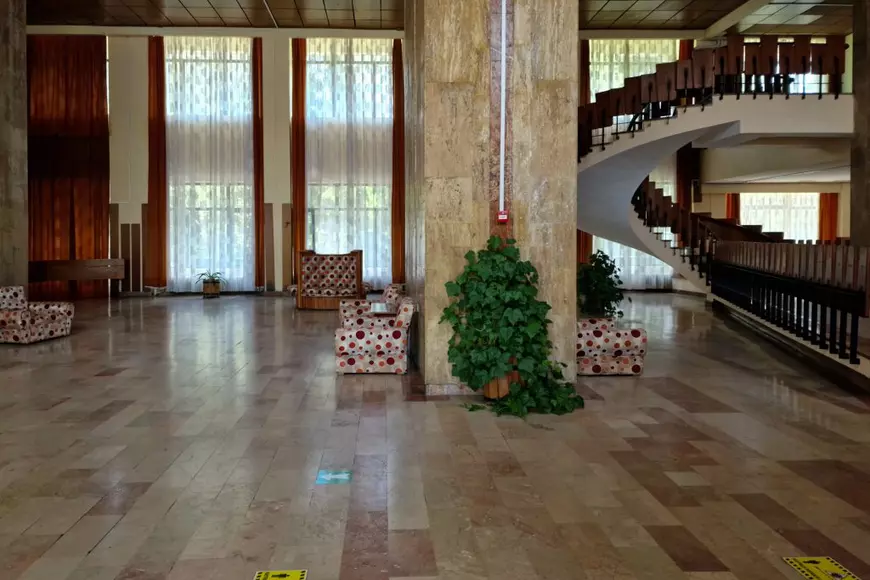 Pensionari cazați în camere cu mucegai și molii într-un hotel din Voineasa, administrat de Blocul Național Sindical: „Contractul era pe 2 stele”