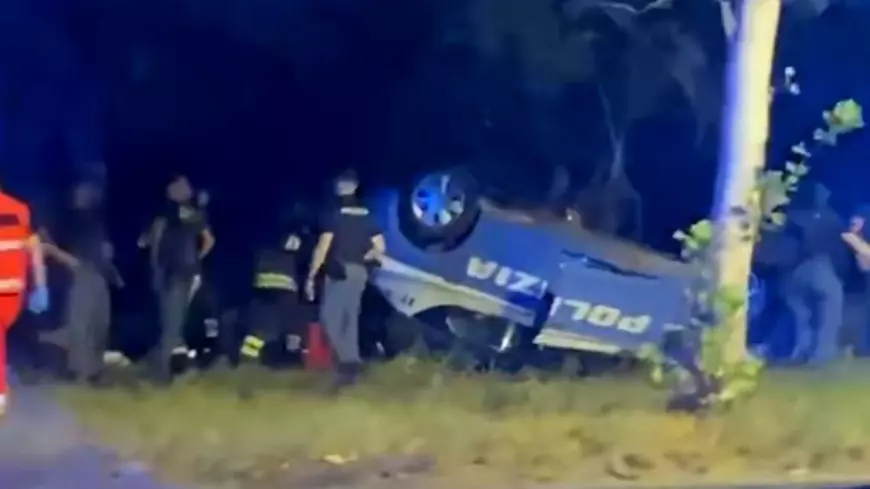 Mașină de poliție răsturnată când urmărea un Saab înmatriculat în România, pe străzile Romei. Un polițist e în stare gravă