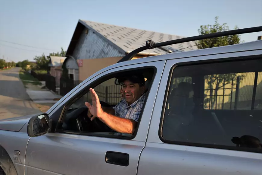 REPORTAJ. La Cotul Pisicii, în satul românesc de lângă portul bombardat de ruși, localnicii au un mesaj pentru Putin: „Să steie acolo în țara lui!”, „Mi-e frică, am un copil, de ce să mor?”