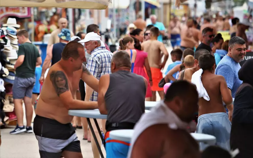 REPORTAJ. Mica ciupeală, la mare preț pe litoralul românesc: 6 lei micul - 4 lei chifla sau 10 lei înghețata - 2 lei cornetul