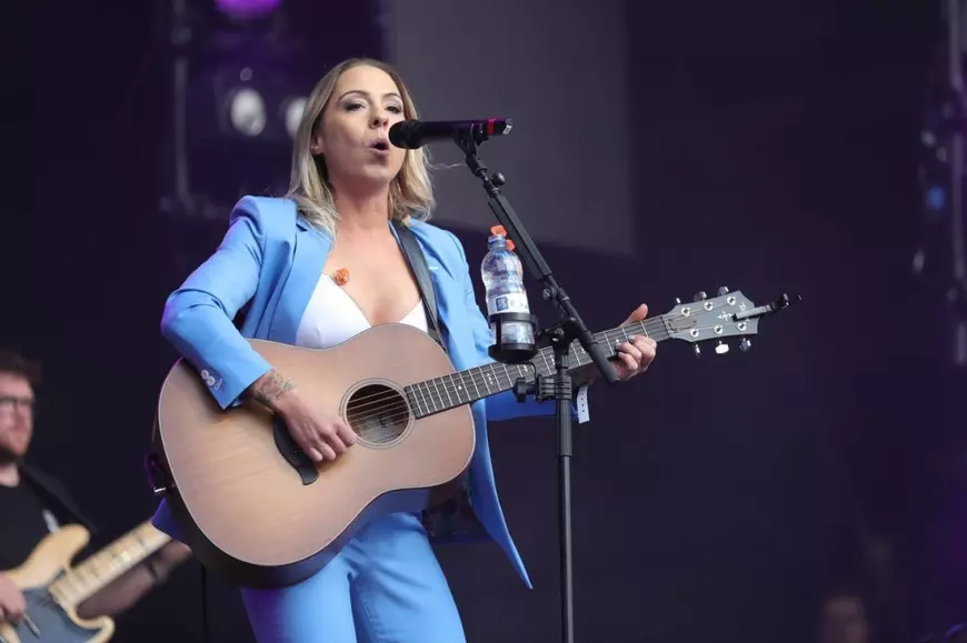 O fostă concurentă la X Factor a dezvăluit că a fost violată de un portar de hotel. Reproșuri pentru televiziunea care producea show-ul
