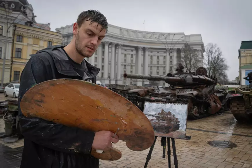 Max, pictor de război. Un artist britanic a fost cu șevaletul în linia întâi, lucrările sale sunt vândute în scop caritabil pentru a ajuta ucrainenii: „Nimic nu este prea periculos ca să împiedice arta”