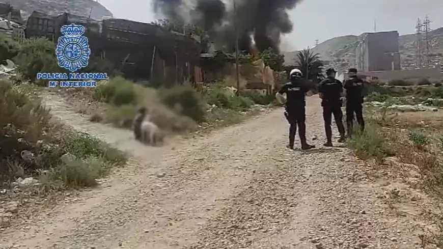 Româncă salvată cu forța din mijlocul flăcărilor, unde intrase să-și salveze câinii și găinile, după ce baraca în care locuia a luat foc, în Spania