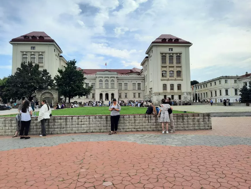 CRIZA FARMACIȘTILOR. „Sora medicinei, nu fiica comerțului” nu mai are căutare: concurență de sub un candidat pe loc și medii de 5 la facultățile din țară