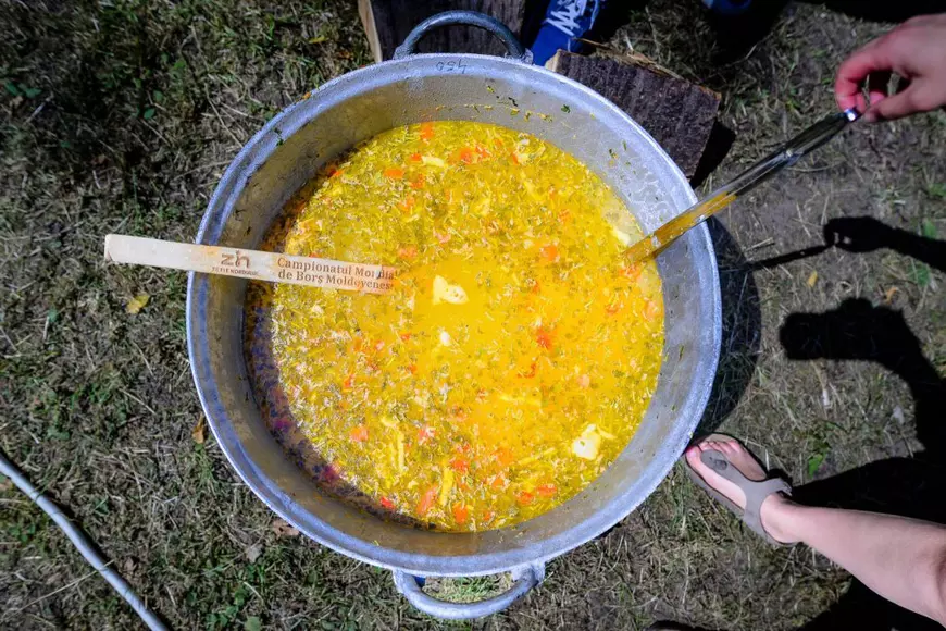 Se râde pe stradă, la piață, la cârciumă. Cum am ajuns să descopăr optimismul locuitorilor din cel mai nordic oraș al României 