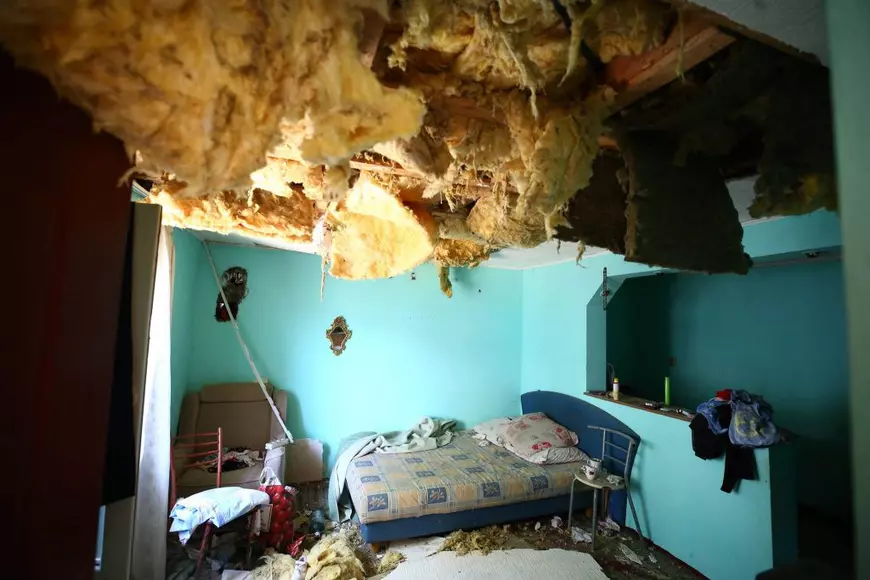 Localnicii din Crevedia, din vecinătatea stației GPL, s-au întors să evalueze pagubele după explozie: „Voi repara casa cu materiale de la gunoaie”