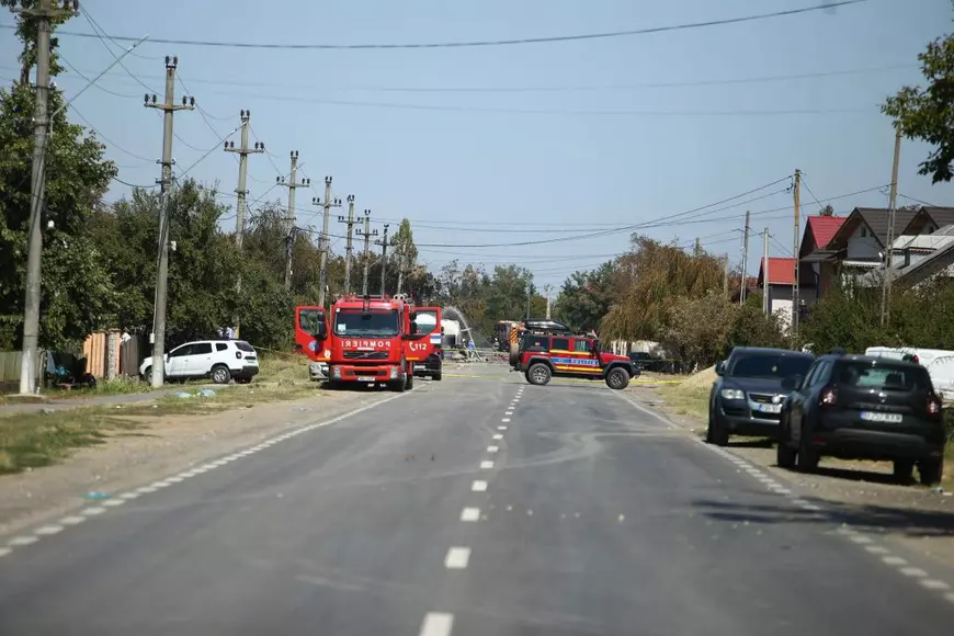 Localnicii din Crevedia, din vecinătatea stației GPL, s-au întors să evalueze pagubele după explozie: „Voi repara casa cu materiale de la gunoaie”