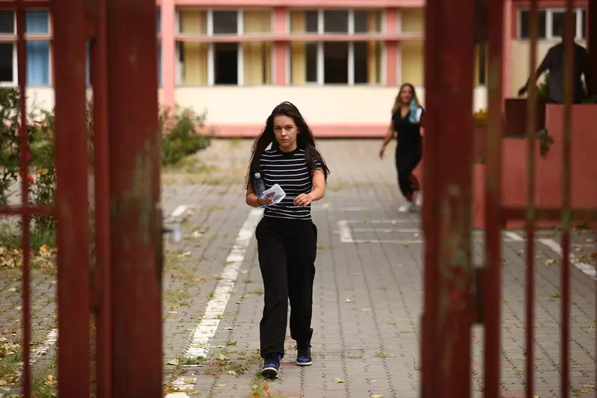 REPORTAJ. Tineri absolvenți sau la aproape 50 de ani au dat miercuri prima probă a sesiunii de toamnă de la Bac. „Nu există imposibil și nu se poate, trebuie să existe dorință”