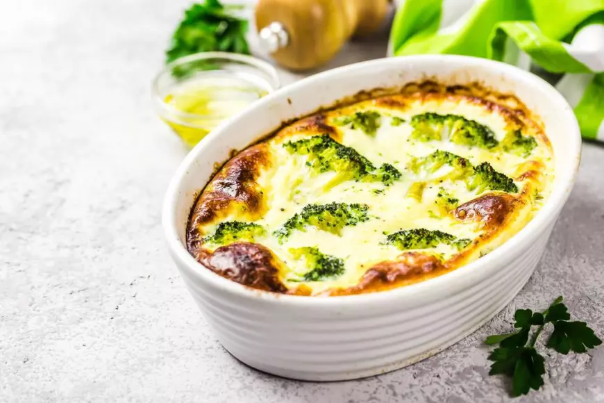 Broccoli gratinat cu brânză cheddar