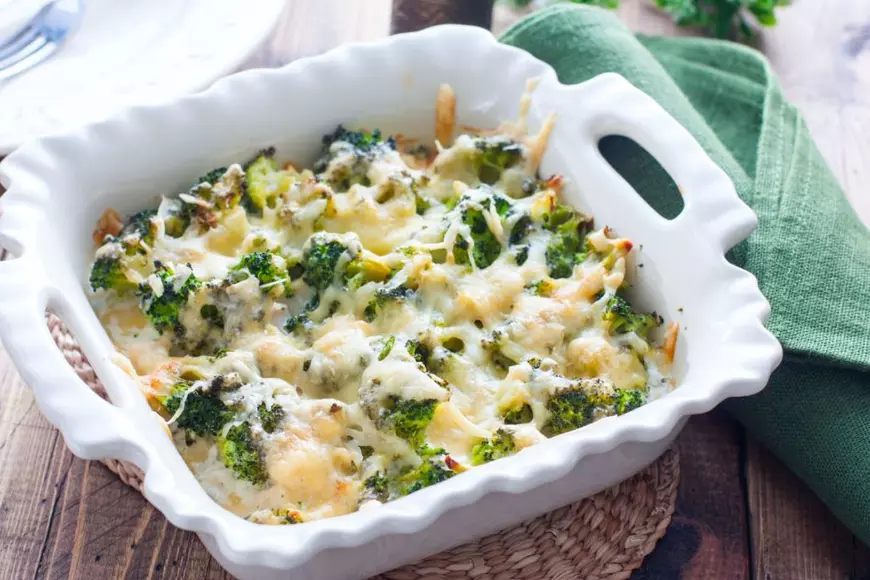 Broccoli gratinat cu telemea și mărar