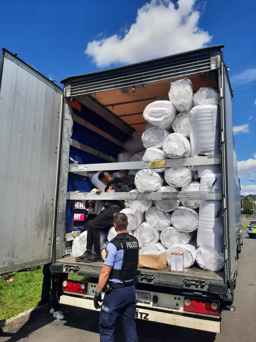 Un șofer a sunat la Poliție și a spus că a văzut mâini ieșite prin prelata TIR-ului condus de un camionagiu român, în Germania