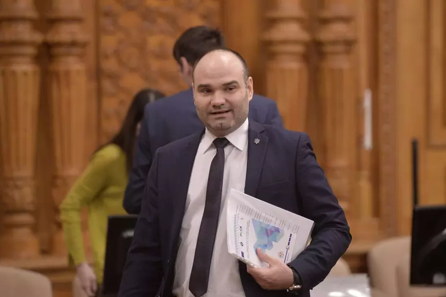 O instituție-cheie a României plătește șoferi de aproape doi ani, dar nu are mașini. Cât câștigă și ce fac opt ore la muncă