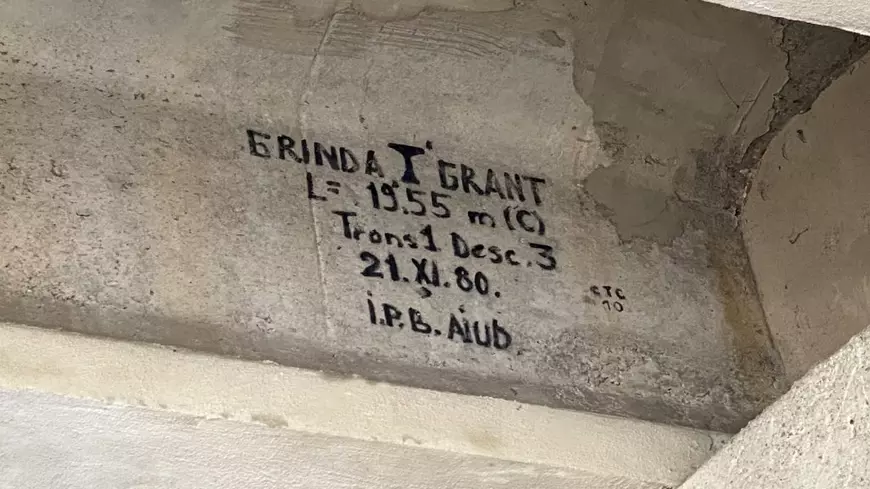 Balustrade lipsă sau ruginite, bucăți de beton care stau să cadă, structură de rezistență într-o stare precară. Cum arată Podul Grant, care intră în reparații pentru doi ani