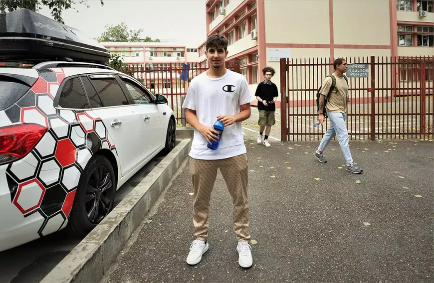 REPORTAJ. Tineri absolvenți sau la aproape 50 de ani au dat miercuri prima probă a sesiunii de toamnă de la Bac. „Nu există imposibil și nu se poate, trebuie să existe dorință”