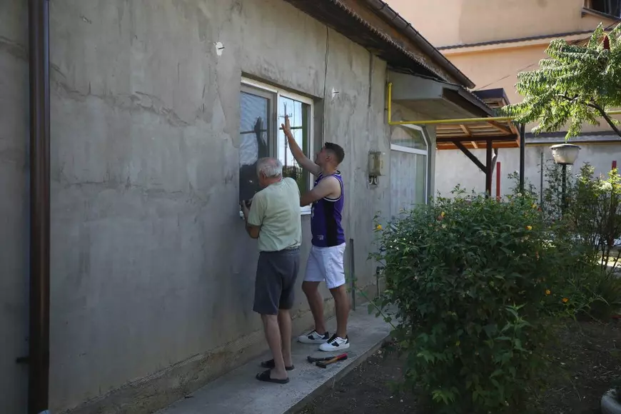 IMAGINILE DIMINEȚII LA CREVEDIA. Oamenii își repară casele, afectate și la 800 de metri de exploziile de la stația GPL. „Ne-au căzut ferestrele, au ieșit din balamale”