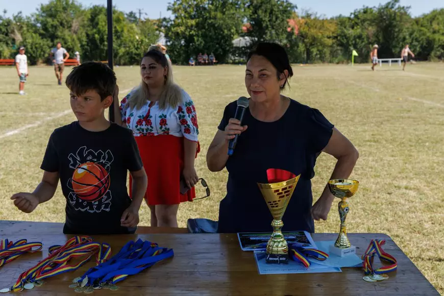 REPORTAJ. Cum se distrează oamenii dintr-o comună din Vrancea, atunci când nu apar OZN-uri pe cer