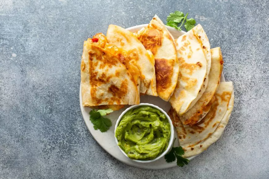 Quesadilla cu brânză și avocado