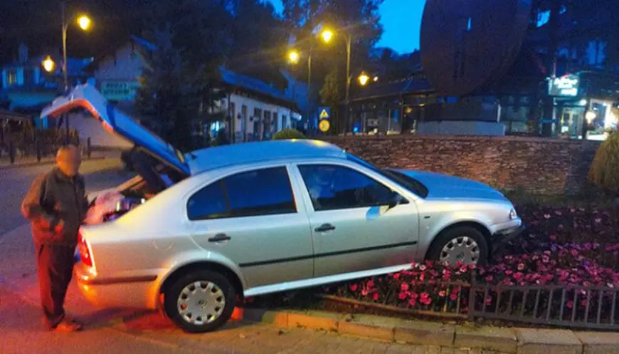 Un șofer de 81 de ani s-a urcat pe un giratoriu din Sinaia: „Eram cu ochii în oglindă și pe animalul din sensul giratoriu”