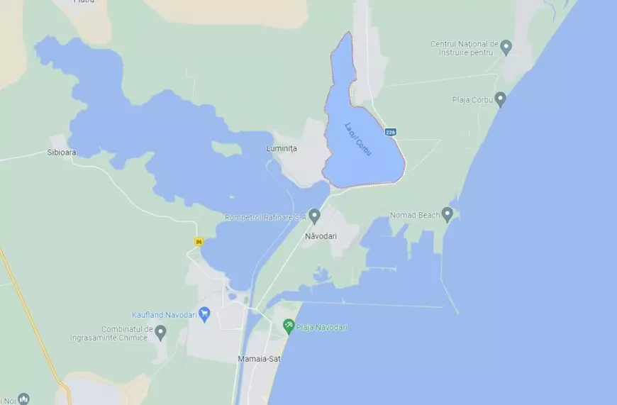 O mașină a ajuns în mijlocul unui lac din Constanța, după ce șoferița nu a tras frâna de mână