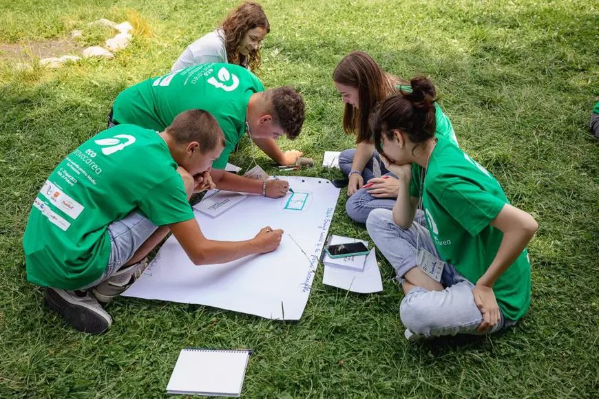 Ce înseamnă să fii cetățean responsabil? Lecțiile unor elevi care au reciclat tone de materiale și au strâns mii de saci de gunoaie