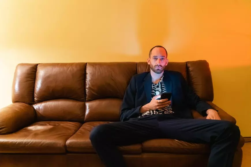 Tudor Istodor joacă în serialul „Groapa”. Fiul actriței Maia Morgenstern intră rapid în pielea personajului: „E un rol extrem de complex”