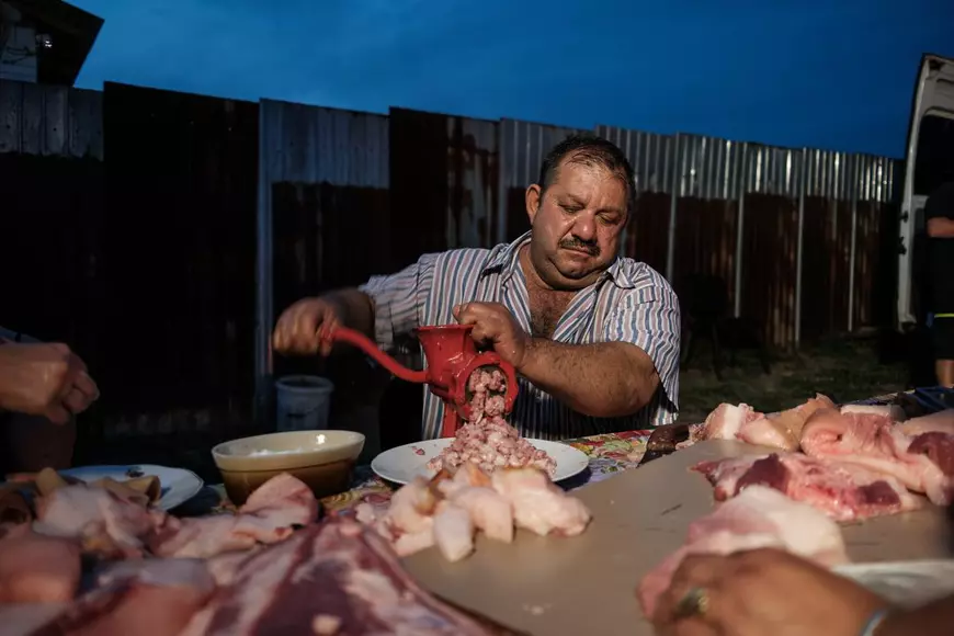 Ce spune despre România un botez acasă la căldărarii din Corcova, care au emigrat și s-au făcut zugravi. „În Belgia avem toate condițiile”